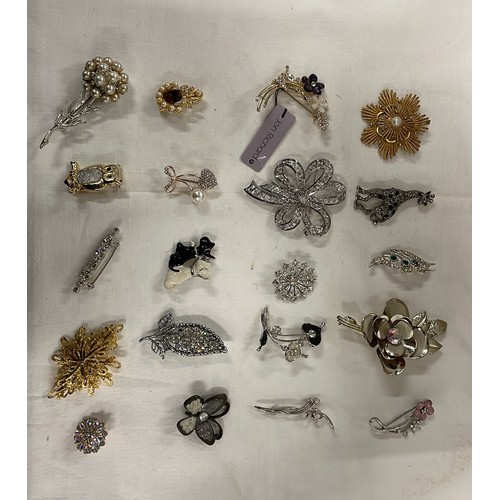 106 - 20 decorative broaches