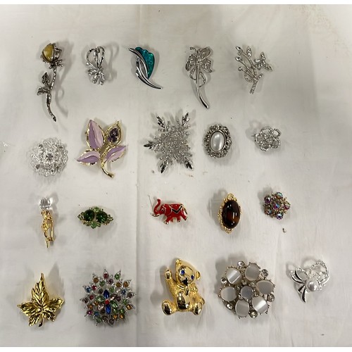 119 - 20 decorative broaches