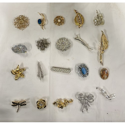 116 - 20 decorative broaches