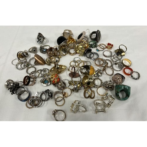 355 - QTY OF COSTUME RINGS