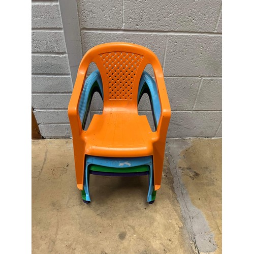 593 - CHILDS PLASTIC CHAIRS IN MIXED COLOURS