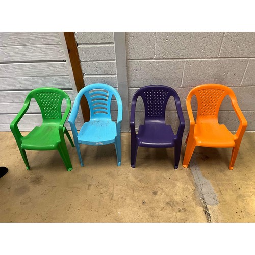 593 - CHILDS PLASTIC CHAIRS IN MIXED COLOURS