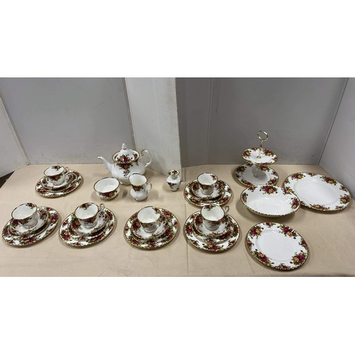 44 - 26PC ROYAL ALBERT OLD COUNTRY ROSE TEA SET WITH TEAPOT