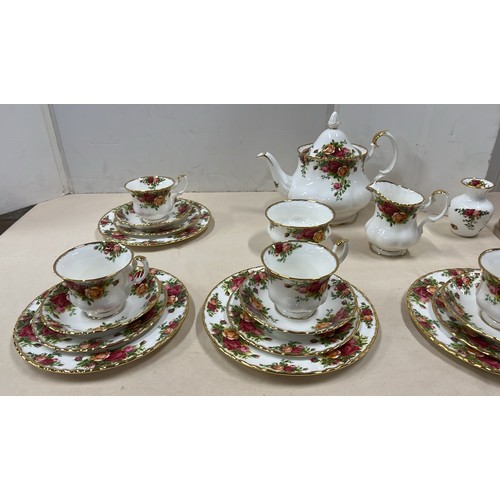 44 - 26PC ROYAL ALBERT OLD COUNTRY ROSE TEA SET WITH TEAPOT