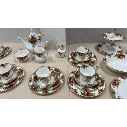 44 - 26PC ROYAL ALBERT OLD COUNTRY ROSE TEA SET WITH TEAPOT