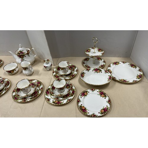 44 - 26PC ROYAL ALBERT OLD COUNTRY ROSE TEA SET WITH TEAPOT