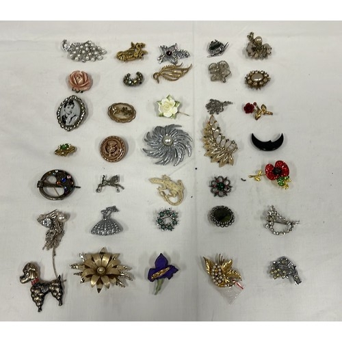 359 - 35 x mixed brooches