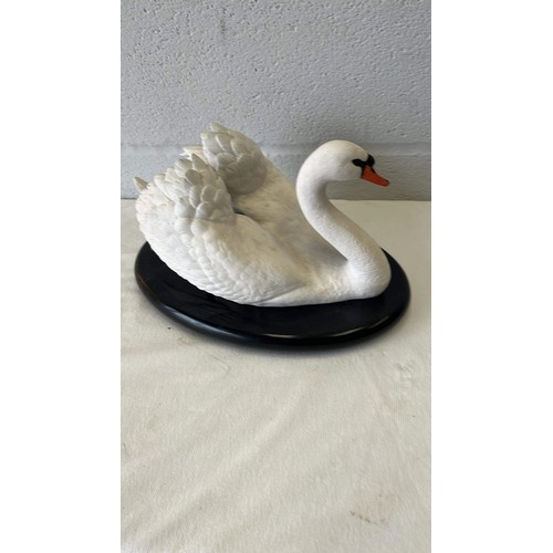 34 - LARGE SWAN FIGURE