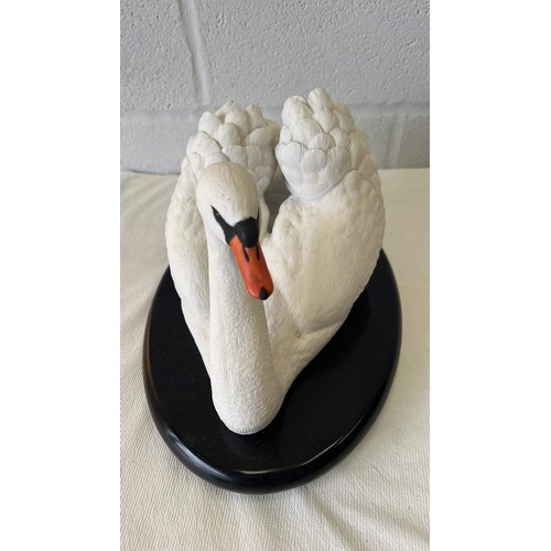 34 - LARGE SWAN FIGURE