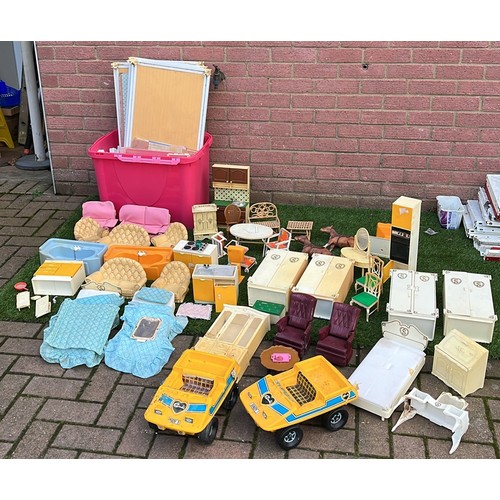 1000 - LARGE QTY OF PLAY WORN SINDY DOLL FURNITURE AND LARGE HOUSE MIXED CONDITION SEE ALL PICTURES