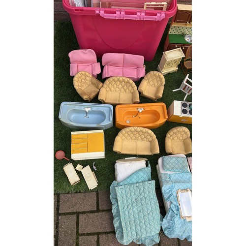 1000 - LARGE QTY OF PLAY WORN SINDY DOLL FURNITURE AND LARGE HOUSE MIXED CONDITION SEE ALL PICTURES