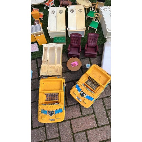 1000 - LARGE QTY OF PLAY WORN SINDY DOLL FURNITURE AND LARGE HOUSE MIXED CONDITION SEE ALL PICTURES