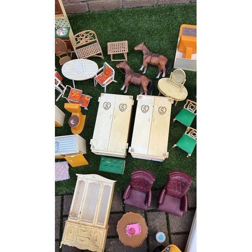 1000 - LARGE QTY OF PLAY WORN SINDY DOLL FURNITURE AND LARGE HOUSE MIXED CONDITION SEE ALL PICTURES