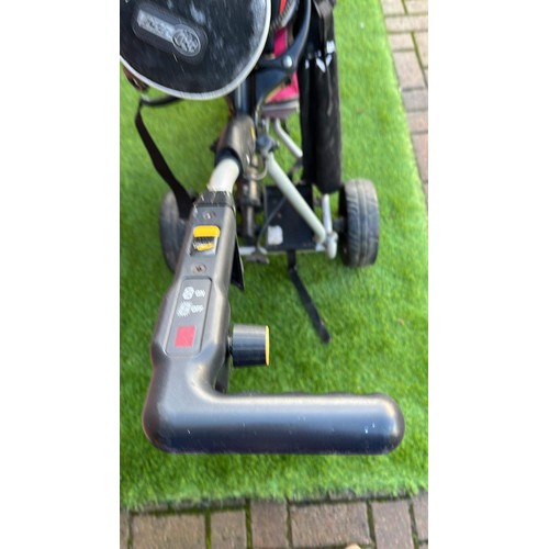 847 - MOBILE GOLF TROLLEY AND CLUBS - BATTERY NEEDED