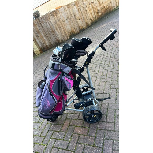 847 - MOBILE GOLF TROLLEY AND CLUBS - BATTERY NEEDED