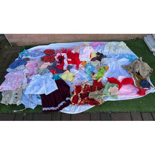 844 - QUANTITY OF DOLLS CLOTHES