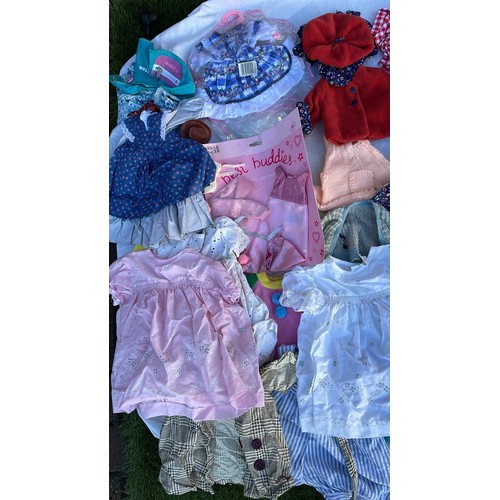 844 - QUANTITY OF DOLLS CLOTHES