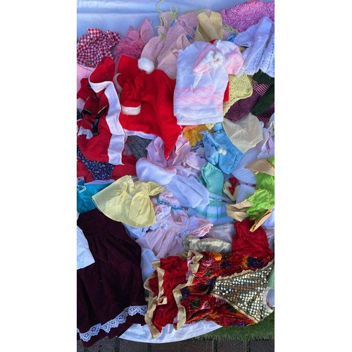 844 - QUANTITY OF DOLLS CLOTHES