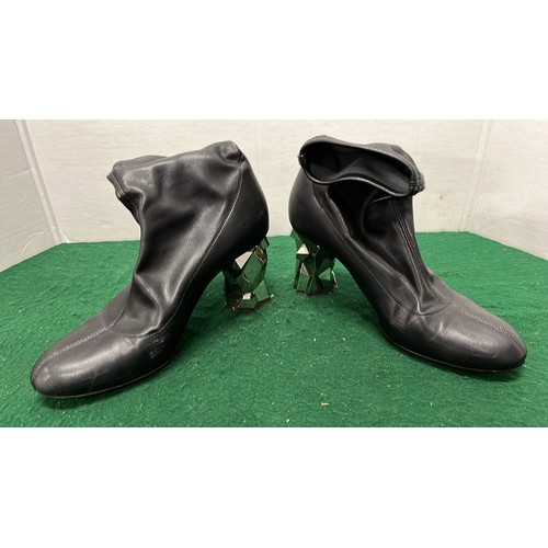 378 - PAIR OF BLACK LADIES ANKLE BOOTS MADE IN ITALY SIZE 38