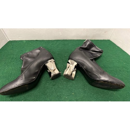 378 - PAIR OF BLACK LADIES ANKLE BOOTS MADE IN ITALY SIZE 38