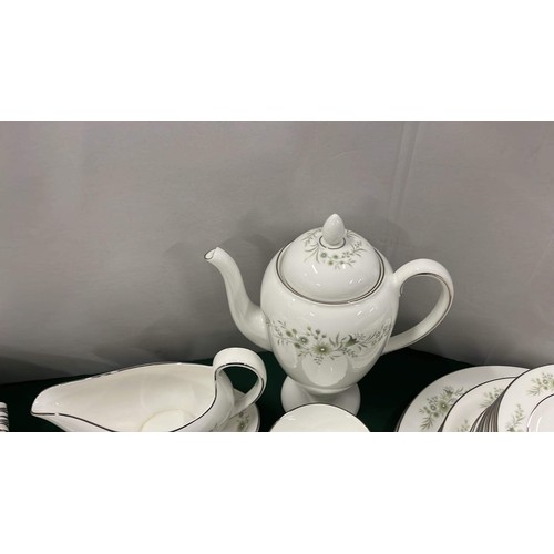 165 - 61 Pc wedgwood Westbury table ware