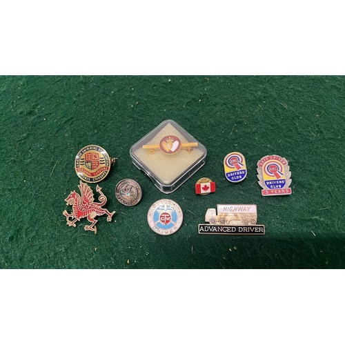 91 - MIXED VINTAGE BADGES