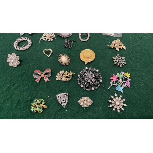 69 - 23 X MIXED BROOCHES