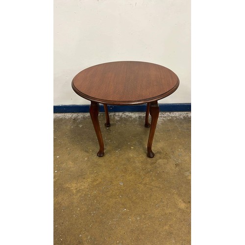 146 - ROUND OAK COFFEE TABLE WITH QUEEN ANN LEGS