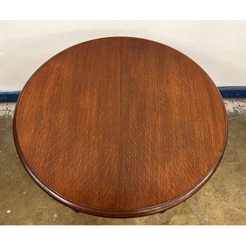 146 - ROUND OAK COFFEE TABLE WITH QUEEN ANN LEGS