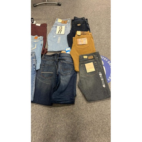 334 - 9 PAIRS OF JEANS IN MIXED COLOURS SIZE 32 WITH TAGS