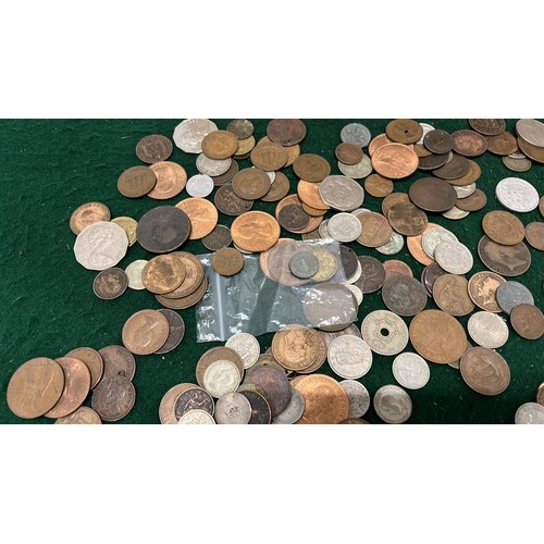 178 - LARGE QTY OF UK AND WORLD WIDE COINS / SILVER NOTED