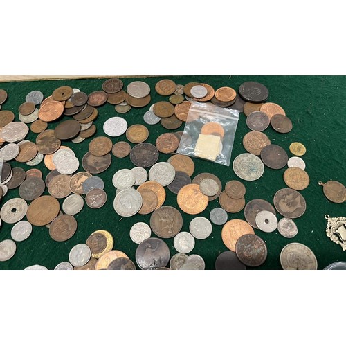 178 - LARGE QTY OF UK AND WORLD WIDE COINS / SILVER NOTED