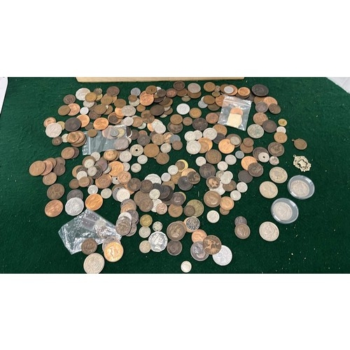 178 - LARGE QTY OF UK AND WORLD WIDE COINS / SILVER NOTED