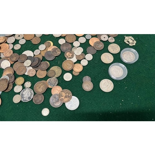 178 - LARGE QTY OF UK AND WORLD WIDE COINS / SILVER NOTED