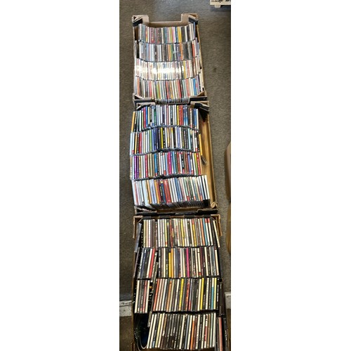 206 - LARGE COLLECTION OF MIXED CDS