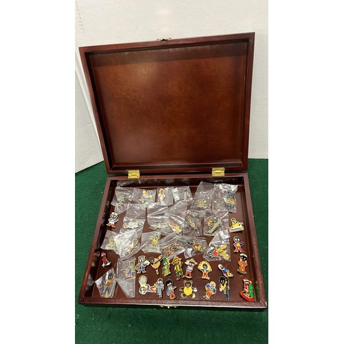 134 - COLLECTION OF GOLLY BADGES IN WOODEN BOX