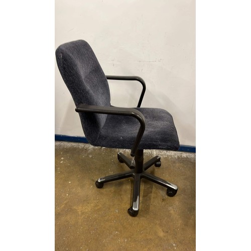 223 - GREY OFFICE CHAIR