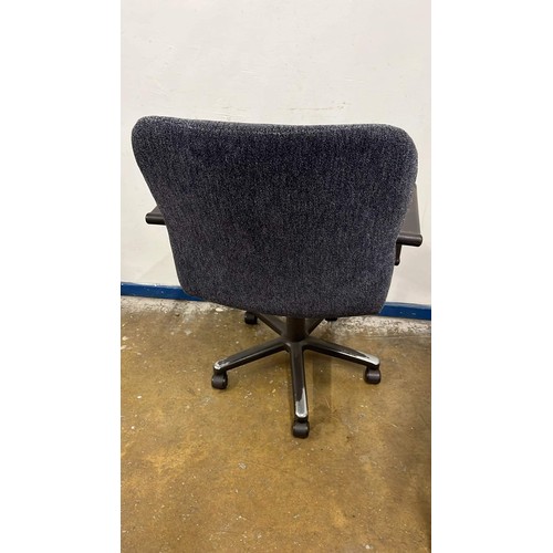 223 - GREY OFFICE CHAIR