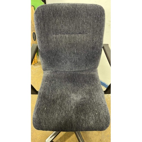 223 - GREY OFFICE CHAIR