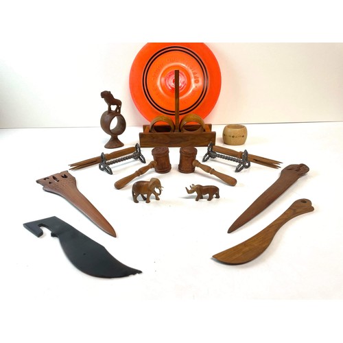 59 - SELECTION OF TREEN ITEMS