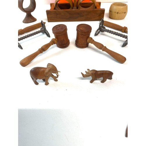 59 - SELECTION OF TREEN ITEMS