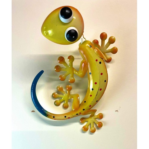 30 - YELLOW METAL LIZARD ART WORK