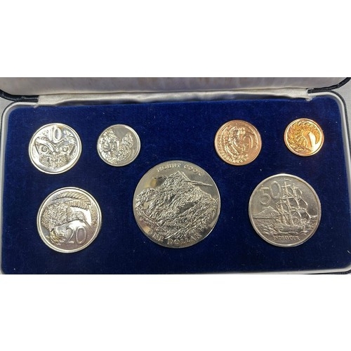 123 - ROYAL VISIT 1970 CASED NEW ZEALAND COIN SET