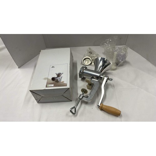 167 - TABLE MOUNT KITCHEN MEAT MINCER