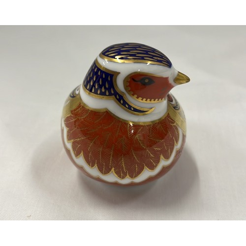 157 - ROYAL CROWN DERBY OLD IMARI ROBIN WITH GOLD STOPPER