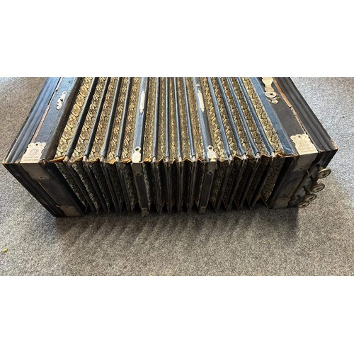 411 - VINTAGE LUDWIG ACCORDEON