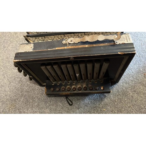 411 - VINTAGE LUDWIG ACCORDEON