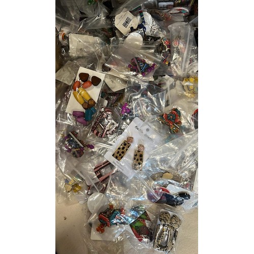 319 - VERY LARGE QTY OF PACKAGED EARRINGS