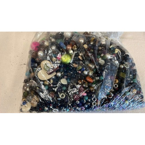 333 - LARGE BAG OF CRAFT BEEDS