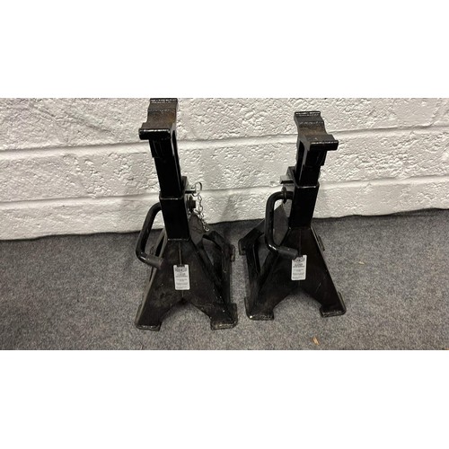 424 - PAIR OF HALFORDS ADVANCED 3 TONNE RATCHET AXLE STANDS IN BLACK / 1.5 TONNE PER STAND